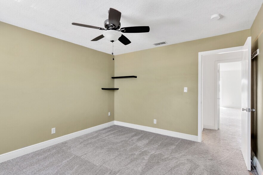 Building Photo - 3743 Pompano Dr SE
