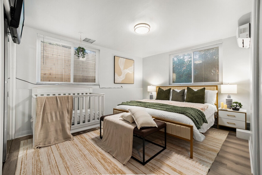Standard-size crib, perfect for newborns, infants, and toddlers up to 3 years. - 4989 Randlett Dr