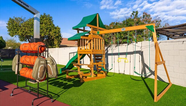 Building Photo - 2431 E Laurel St