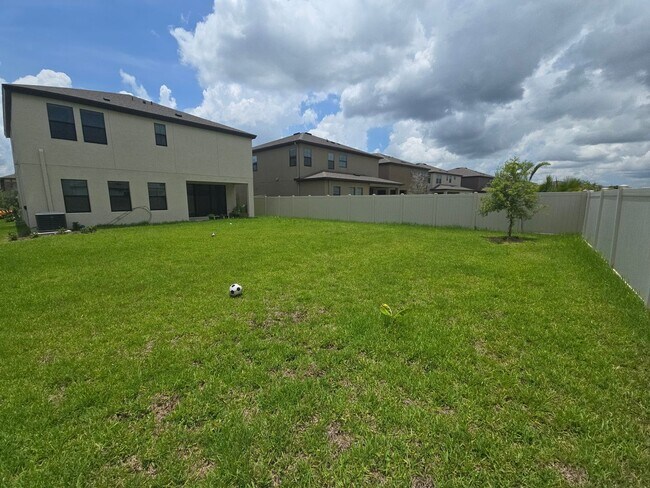 Building Photo - Gorgeous 5-Bedroom, 3-Bathroom in Riverview