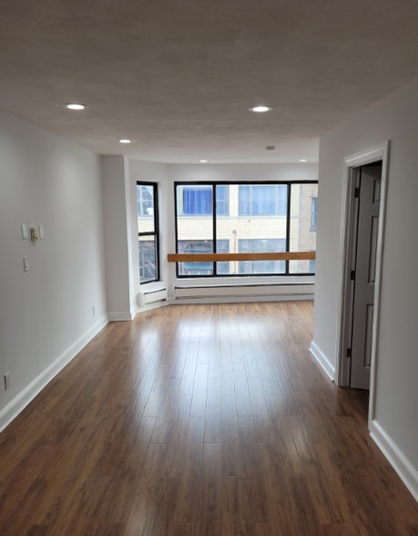 Building Photo - 214 Hanover St