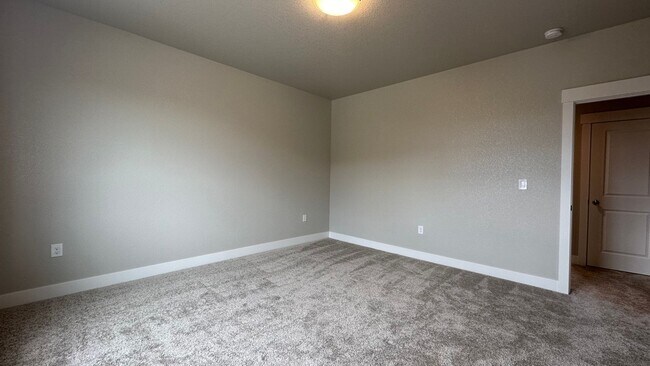 Building Photo - Great Townhouse in Windsor