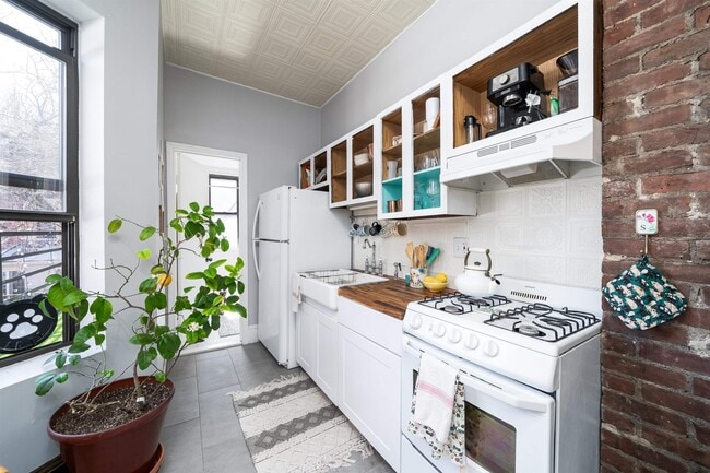 Building Photo - 253 8th St