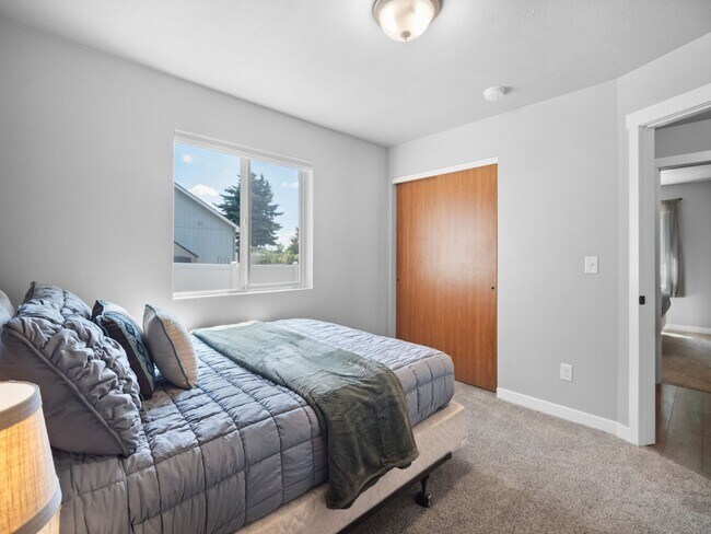 Building Photo - Beautiful home 5MILE/Big Yard & Garage (Furnished)