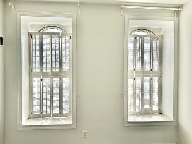 Building Photo - Beautiful Balfour Historic 1 Bedroom Condo 16th & U Street