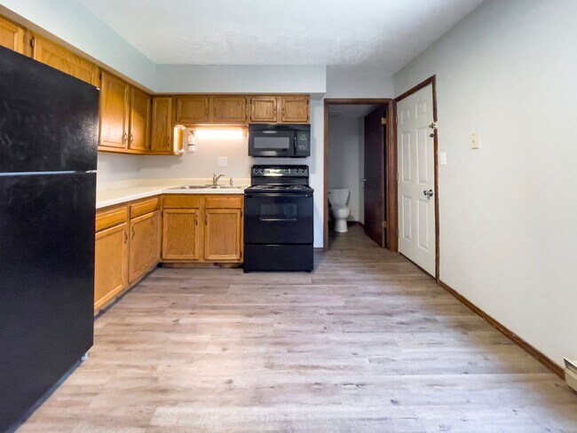 Building Photo - 2213 E Memorial Dr