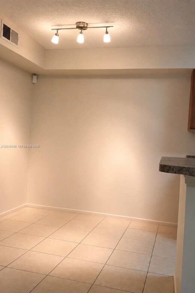 Building Photo - 9999 Summerbreeze Dr