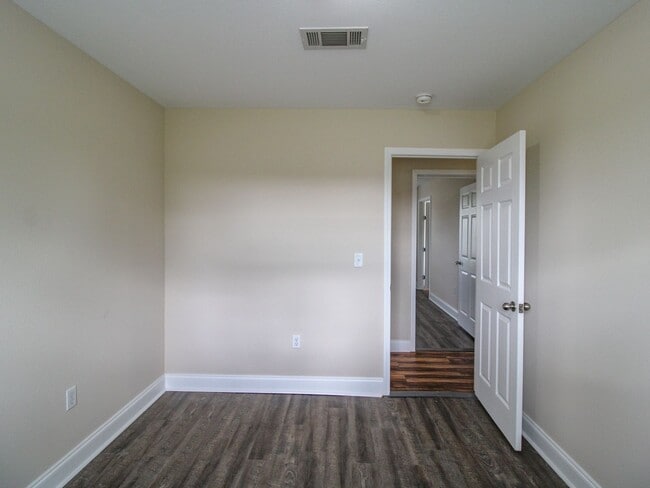 Building Photo - 123 Meadows Ln
