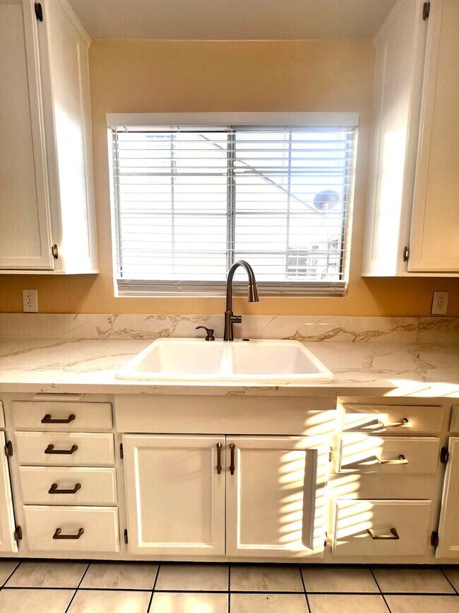 Building Photo - Single Family. 3-bed Home - Desireable Neighborhood!