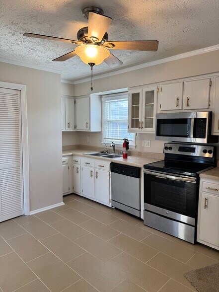 Building Photo - 308 E Tiverton Way