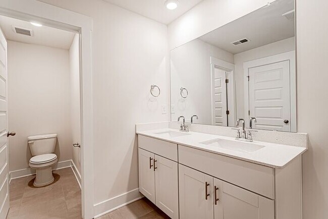 Building Photo - 3 Bedroom 2.5 Townhome Off of Butler Rd!