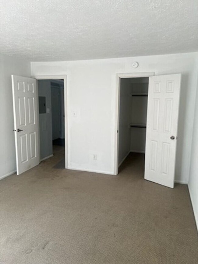 Building Photo - One Bedroom Condo For Rent