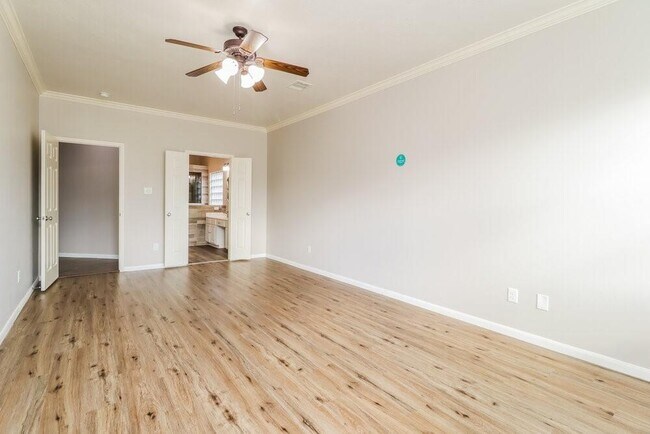 Building Photo - 2548 Blue Heron Cir