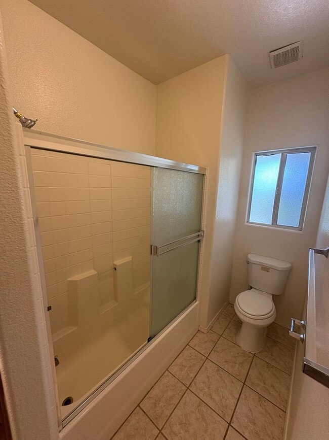 Building Photo - Gorgeous 4 Bedroom in NW Visalia!