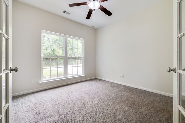 Building Photo - Spacious Custom 8 Bed 4.5 Bath Home on Lar...