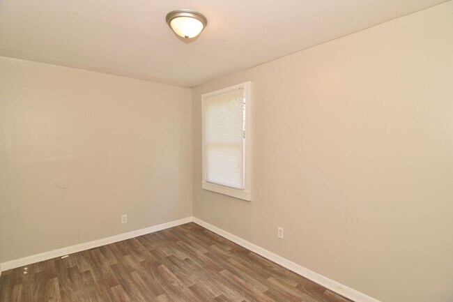 Building Photo - 667 Lorraine Dr