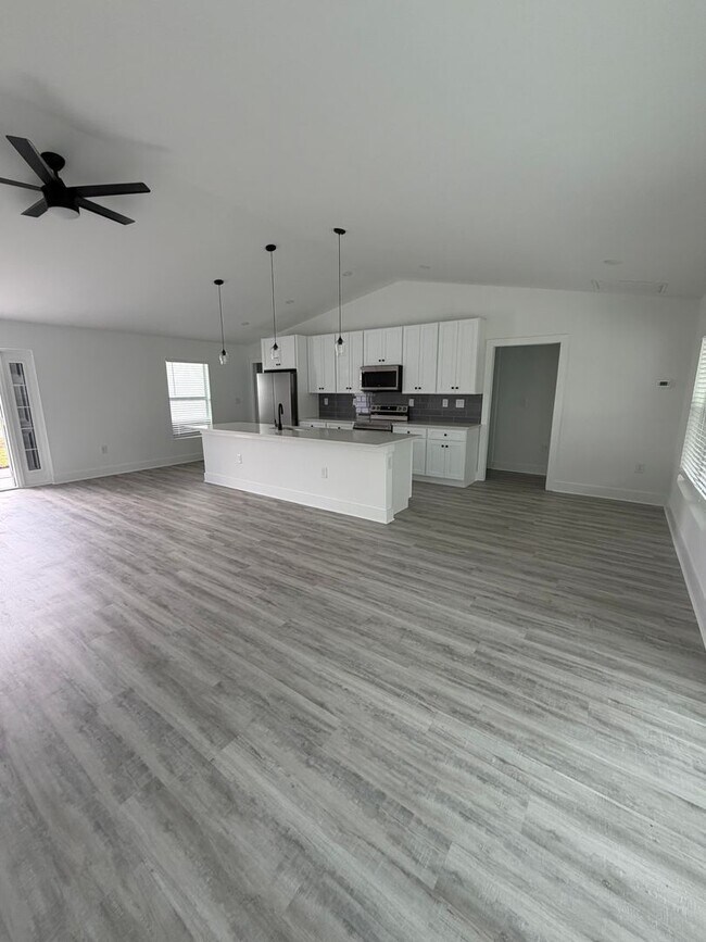 Building Photo - 3614 NE 9th Pl