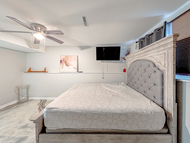 Building Photo - 8616 Hickory Ave