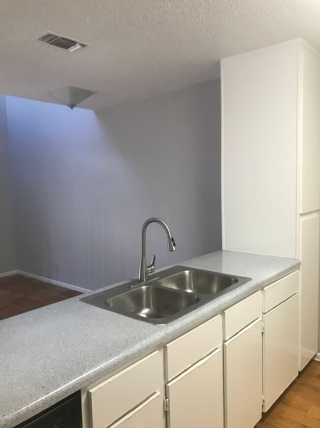 Building Photo - 2 bedroom Duplex