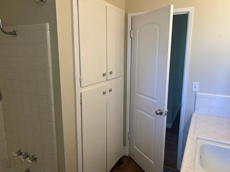 Building Photo - 1219 Burbank Ave