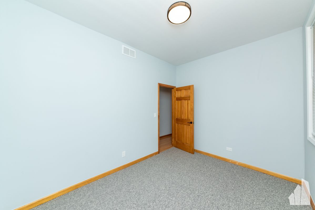 Building Photo - 2338 N Greenview Ave