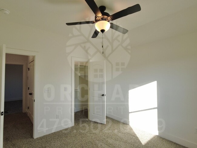 Building Photo - Siloam Springs- Single-Family Home- Beauti...