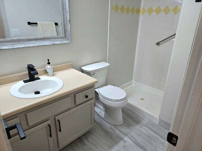Building Photo - Beautifully Remodeled 2 Bed, 2 Bath, Single level Townhome, 2 car garage.
