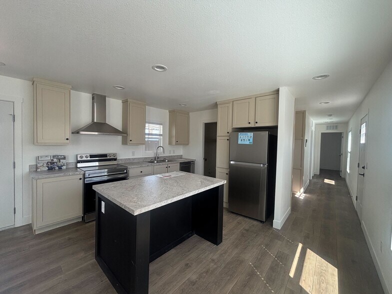 Building Photo - 2060 N Center St