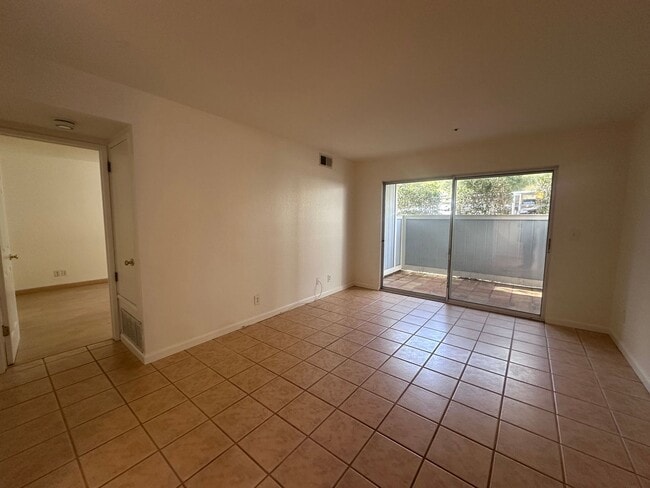 Building Photo - Spacious One Bedroom Condo w/ Mountain Views!