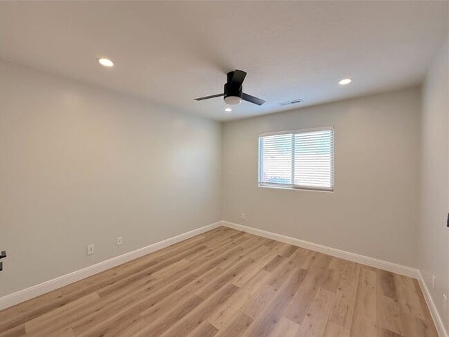 Building Photo - 4 bed, 2.5 bath duplex w/2 car garage