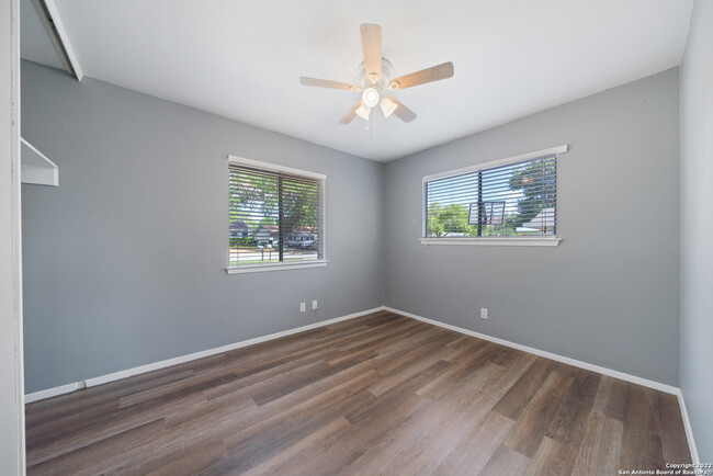 Building Photo - 4851 Castle Arms Dr