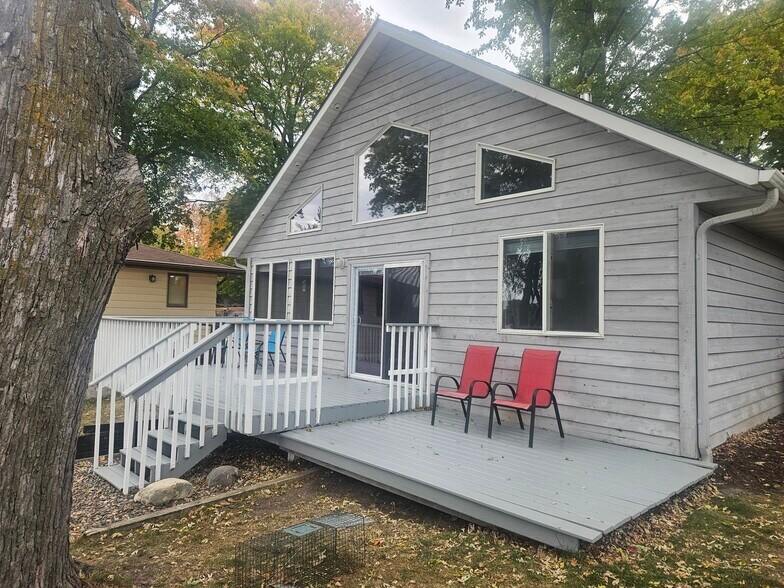 Lakeview deck area - 4301 Quaker Trl NE