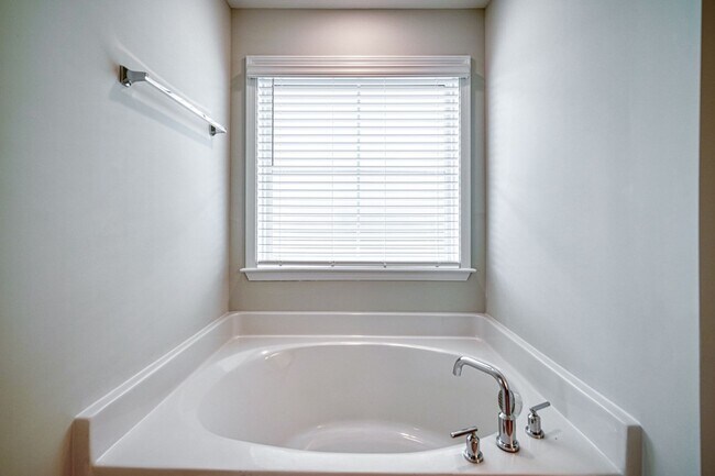 Building Photo - Gorgeous 4 BR, 3 BA Home With Easy Access ...