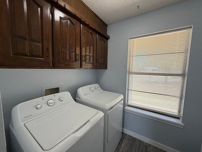 Building Photo - 3 BED/2 BATH/2 CAR GARAGE: AVAILABLE NOW!!