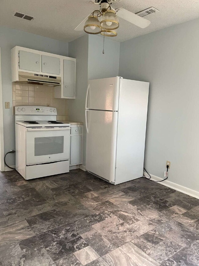 Building Photo - "MOVE IN SPECIAL $575 DEPOSIT AND HALF OFF...