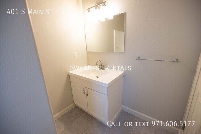 Building Photo - 401 S Main St