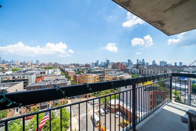 Building Photo - 700 1st St