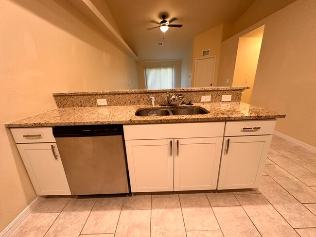 Building Photo - 531 SE 5th Pl