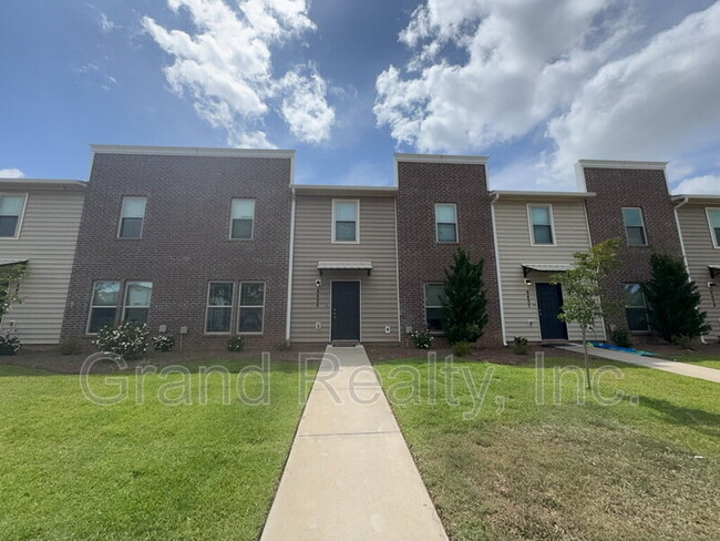 Building Photo - 4425 Village Oak Ln