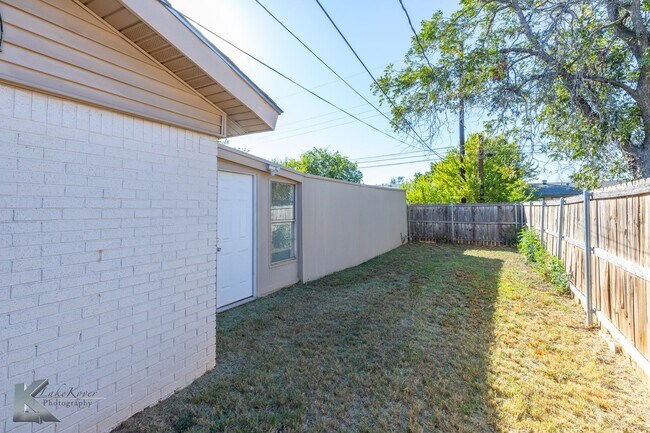 Building Photo - 3 bed, 1.5 bath, XL living room, XL garage...