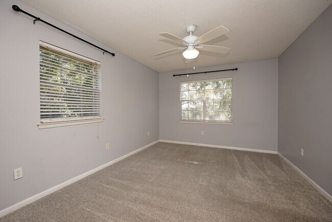 Building Photo - 116 Country Club Dr