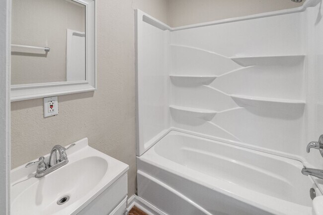Building Photo - Bright & Stylish 3-Bedroom Home Near Downtown Savannah