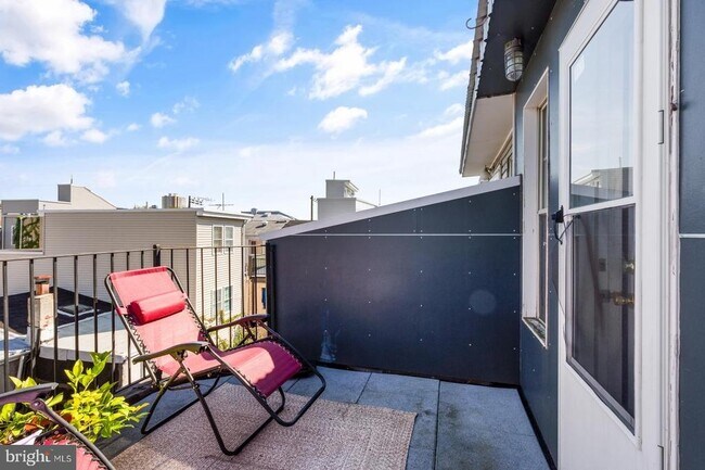 Building Photo - 714 Medina St