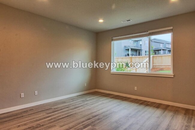 Building Photo - 3 Bed, 2.5 Bath Townhome Near WSU and Legacy Salmon Creek