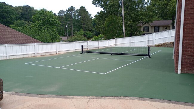 Building Photo - 4 bedroom 3 bath Home with Pickleball Cour...
