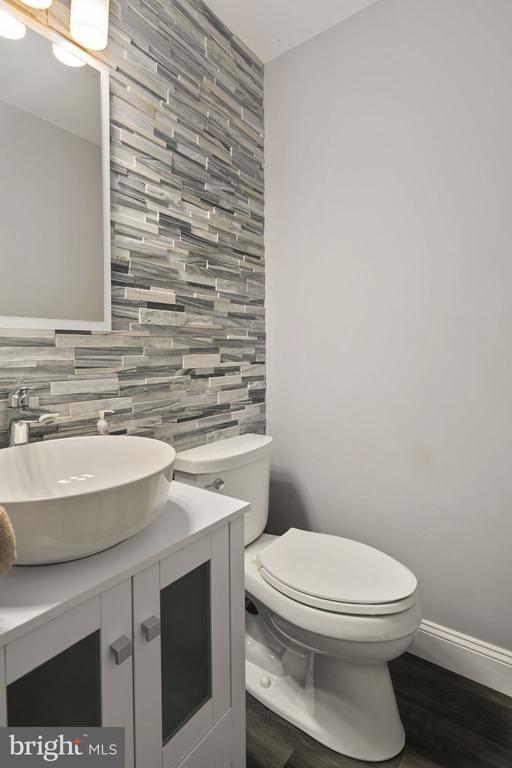 Building Photo - 2514 S Walter Reed Dr