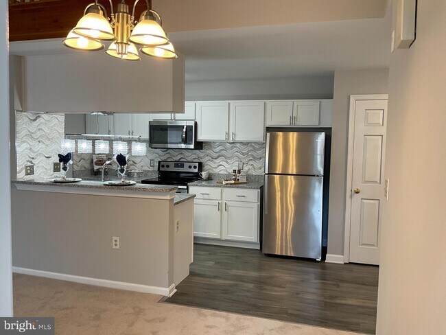 Building Photo - 9808 Lake Point Ct