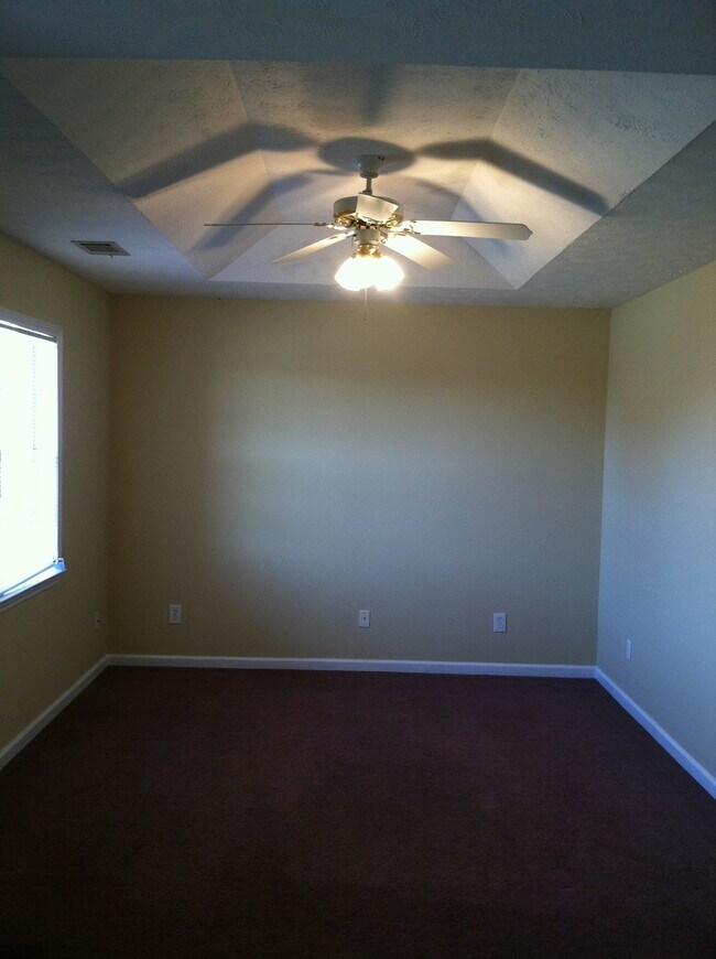 Building Photo - Twin City Duplex Available Fall!