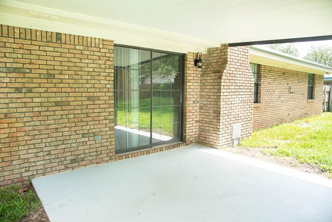 Building Photo - 244 Live Oak Ln NW
