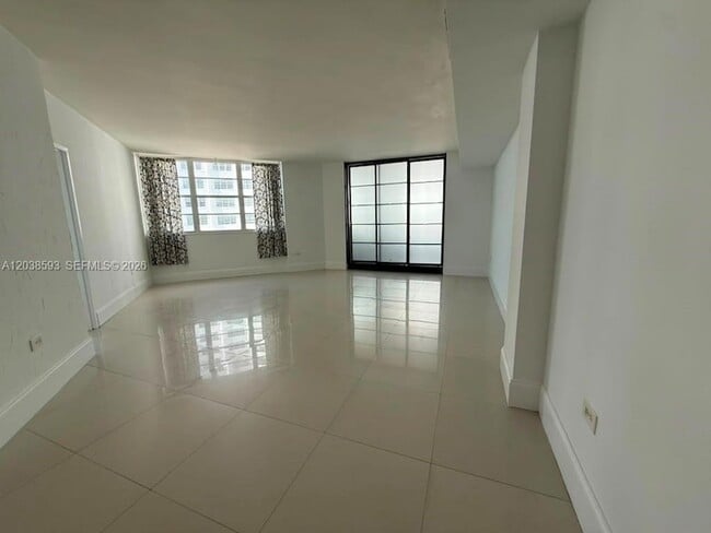 Building Photo - 801 Brickell Bay Dr